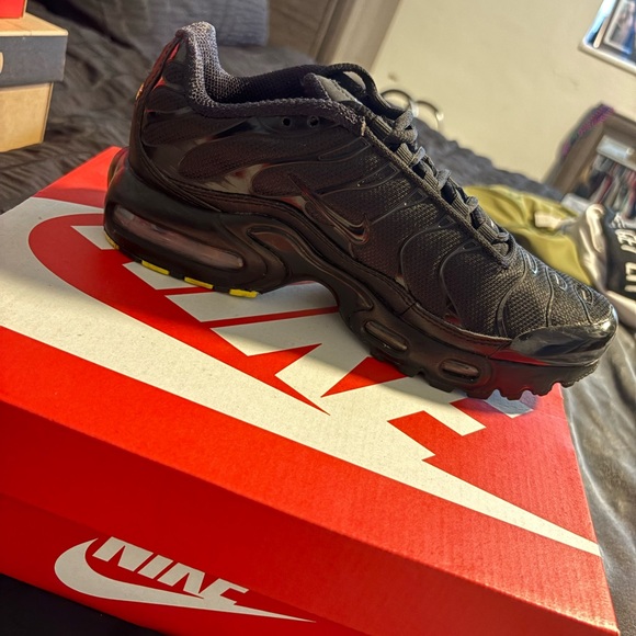 Youth Black Air max Plus Sneakers - Picture 6 of 9